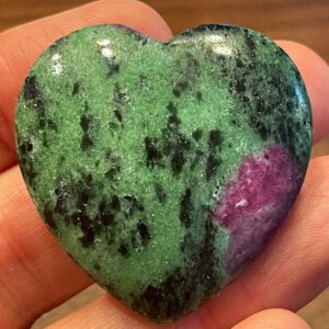 Herz-Rubin-Zoisit (fluoreszierend)